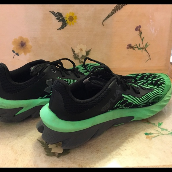 Men’s Athletic Shoes in Size 6 - Picture 2 of 3